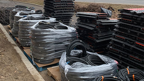 Lot's of cable on a street.